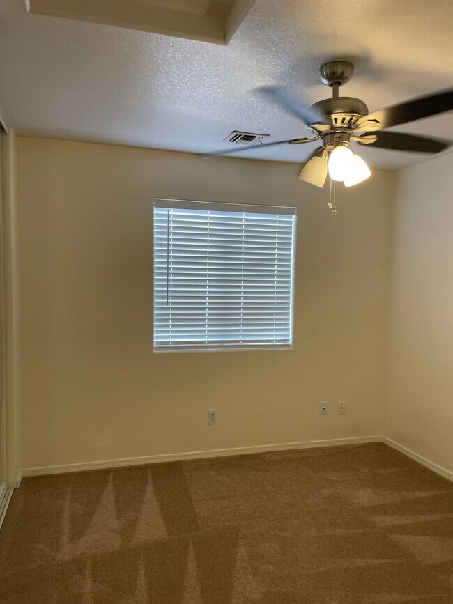 Building Photo - Move in ready, Call for a showing.