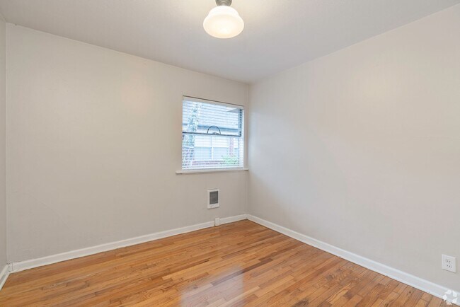 Building Photo - Lovely 1 Bed, 1 Bath at Irving Court Apartments