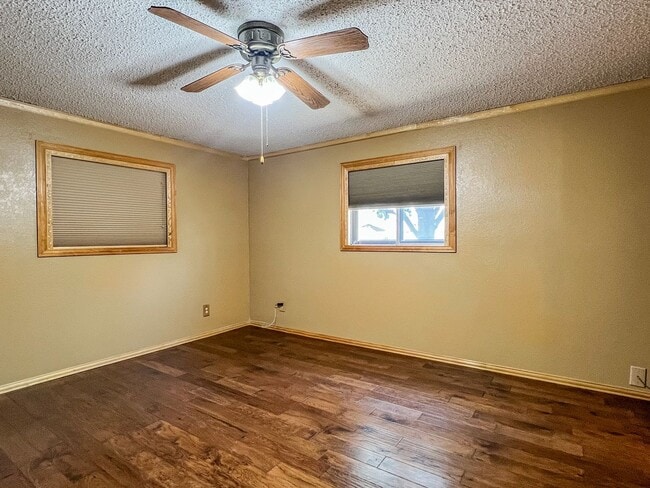 Building Photo - Spacious 3 bedroom 2 bath with Solar Panels