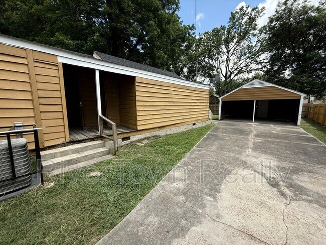 Building Photo - 2677 Larose Ave
