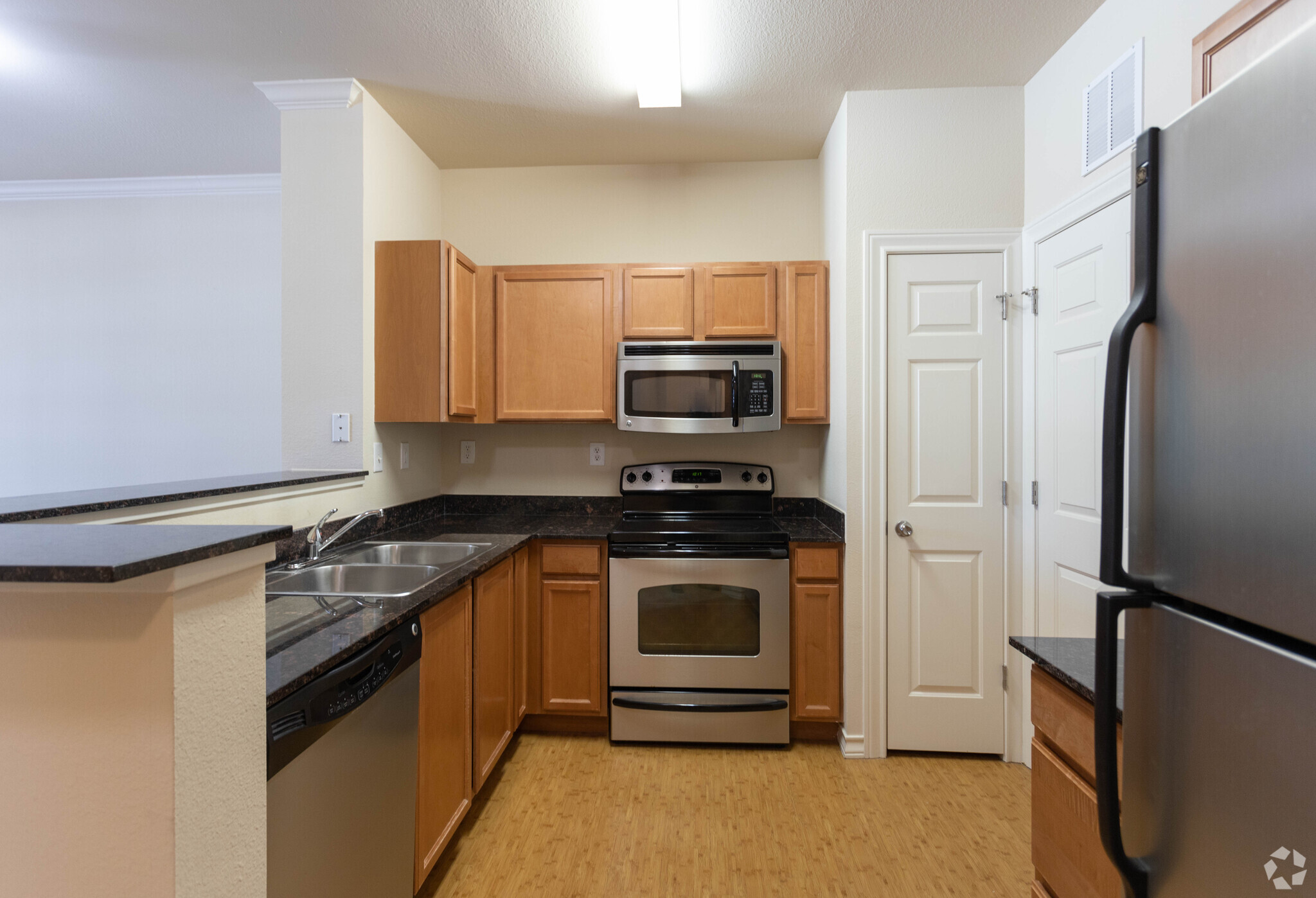 1BR, 1BA - 886 SF - The Edge | Student Housing