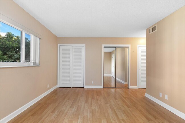 Building Photo - 301 NE 14th Ave