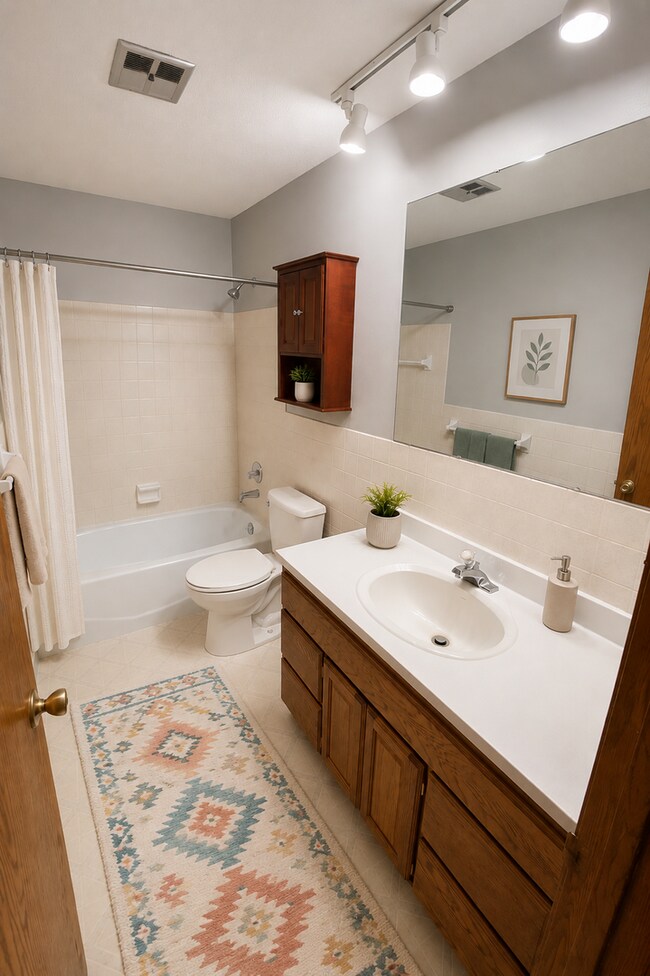 Building Photo - Updated 2br/1ba Townhome in Apple Valley