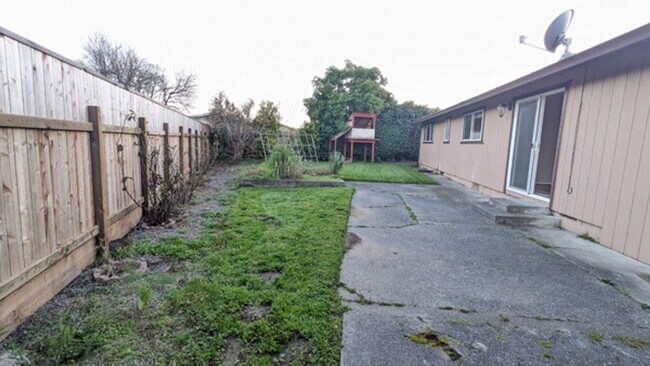 Building Photo - Quiet 4/2 in the Arcata Bottoms