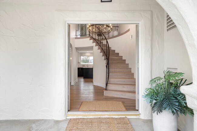 Building Photo - Executive Style Living ....