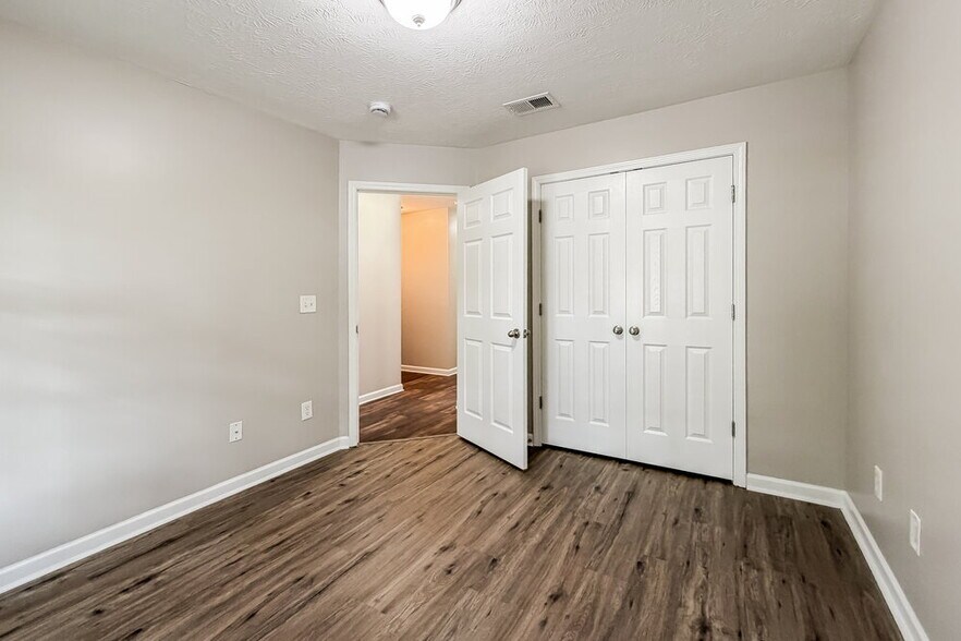 Building Photo - 804 Birchmill Point N