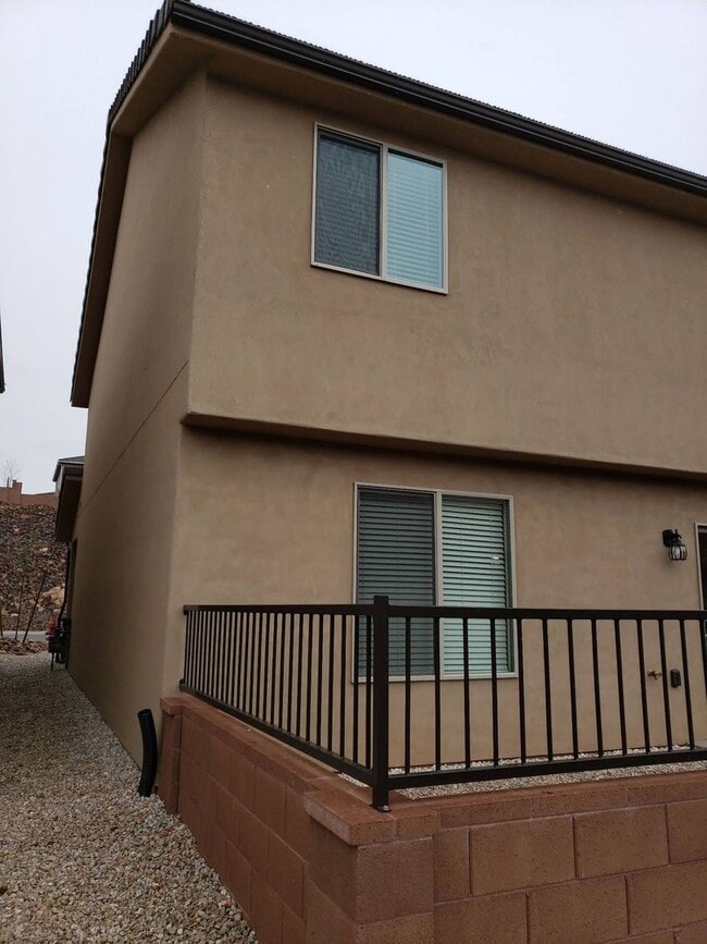 Building Photo - Modern Comfort Awaits – 4 Bed, 2.5 Bath To...