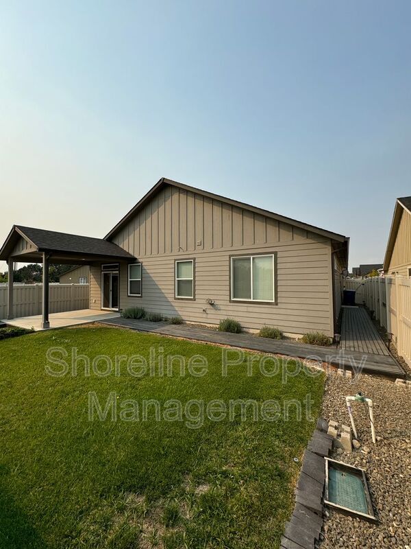 Building Photo - 511 Diamond Lake St