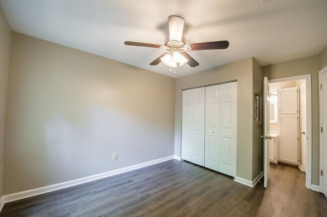 Building Photo - Gorgeous 4 BR 3 BA Town House Right By FSU and TCC!