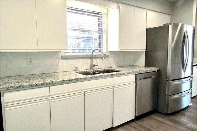 Building Photo - 2913 Ridgedale Dr