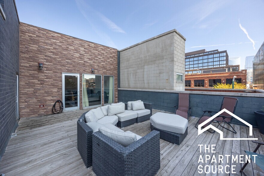 Building Photo - 1008 W Lake St