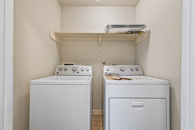 Building Photo - 9127 N Ferndale Pl Dr