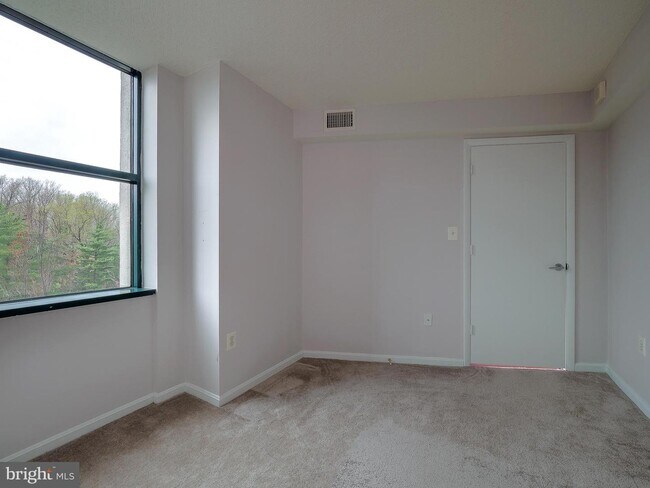 Building Photo - 10101 Grosvenor Pl