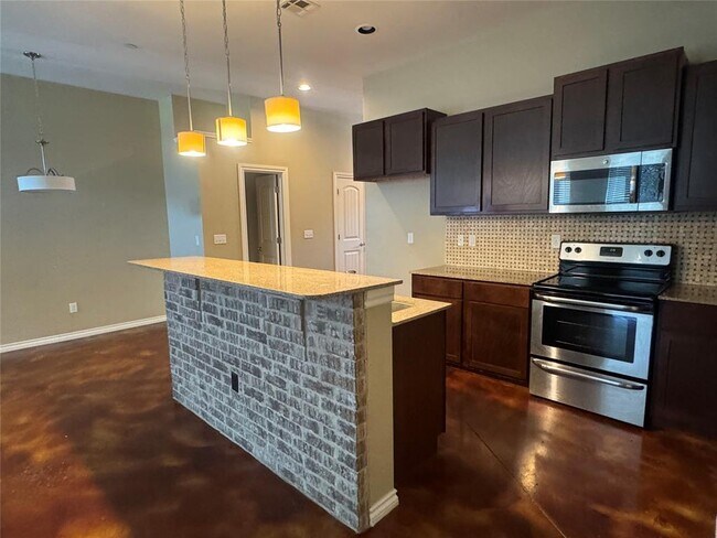 Building Photo - 473 S Fretz Ave