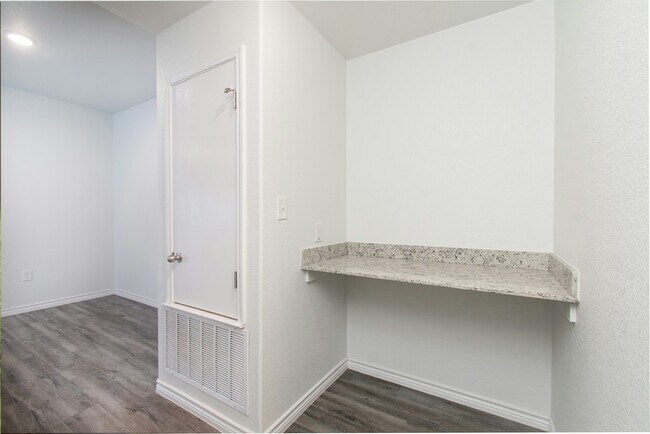 Building Photo - 527 Lost Trl