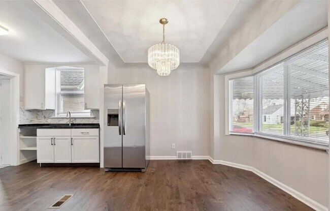 Building Photo - Beautiful 3 bedroom/1 bath Brick Bungalow - Now Available!