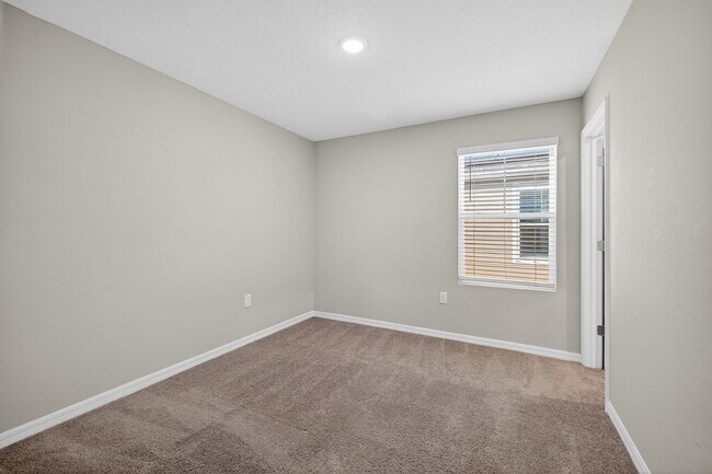 Building Photo - Spacious 4 Bedroom for Rent - With Amenities!