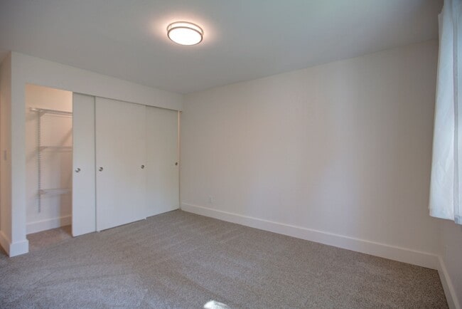 Building Photo - Large 2bd, 2ba Condo Available w/ Private ...
