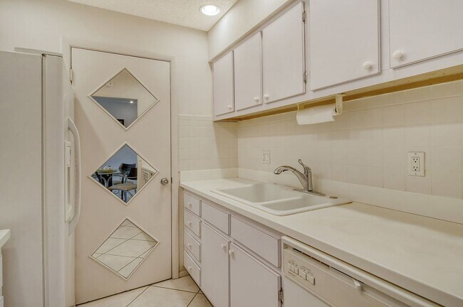 Building Photo - 3209 S Beneva Rd