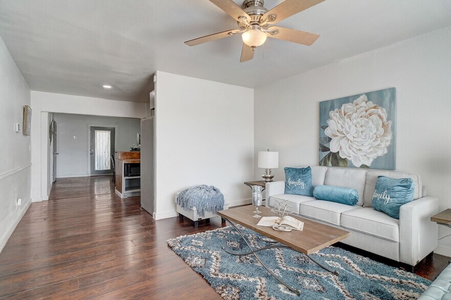 Living Room - 4815 Castle