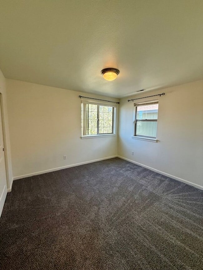 Building Photo - Lovely Corner Lot 3 Bedroom home with Land...