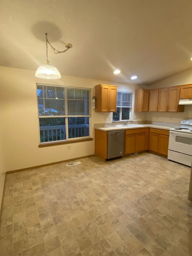 Building Photo - Comfortable 3 Bedroom Home in Hickory Hills