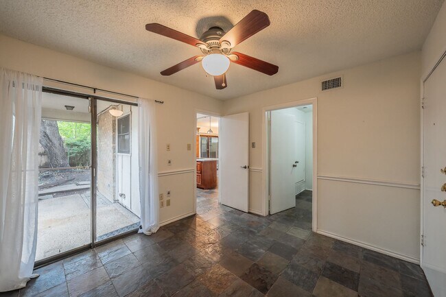 Building Photo - Amazing Townhome