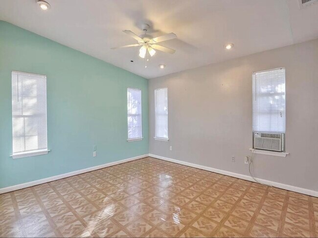 Building Photo - 2093 Greenwood Dr