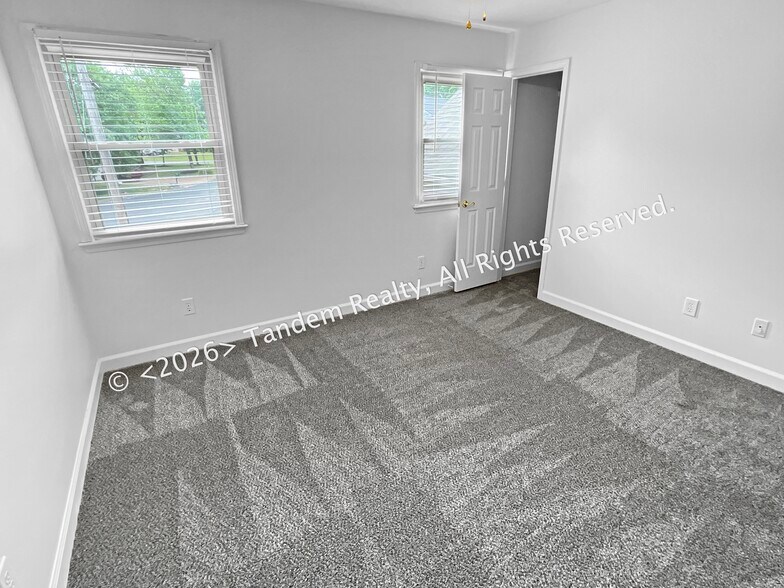 Building Photo - 309 Oakcrest Ct