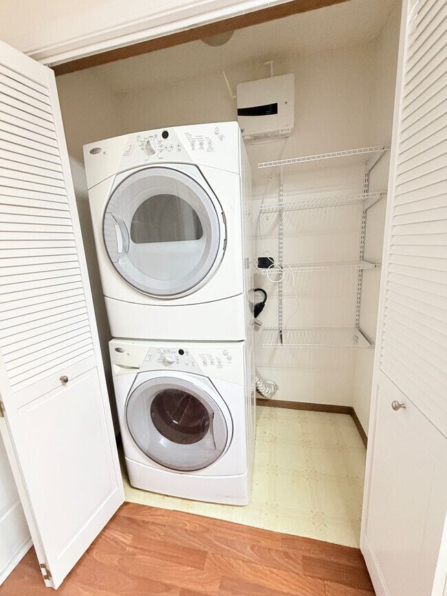 Building Photo - 1555 Blue Brook Way