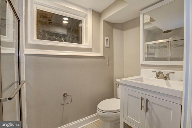 Building Photo - 4811 Drummond Ave