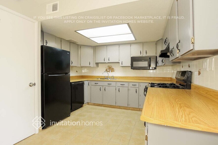 Building Photo - 2254 W Bloomfield Rd