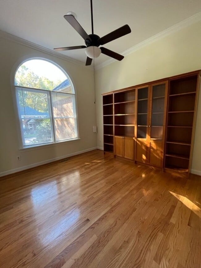Building Photo - Gorgeous, updated 4 bedroom 2 bathroom hom...