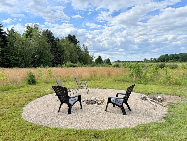 Building Photo - 3-bedroom, 2.5 bathroom furnished home in Saint Joseph