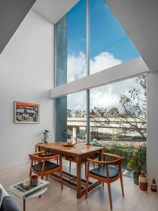 Building Photo - 1944 State St