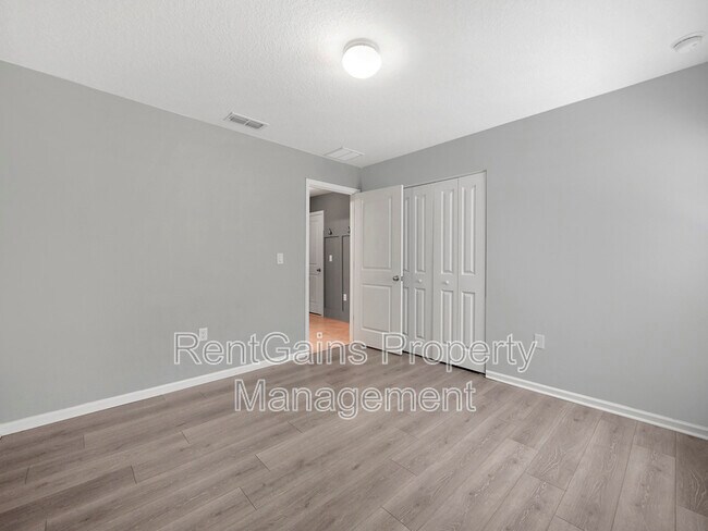 Building Photo - 597 Meadow Ridge Dr