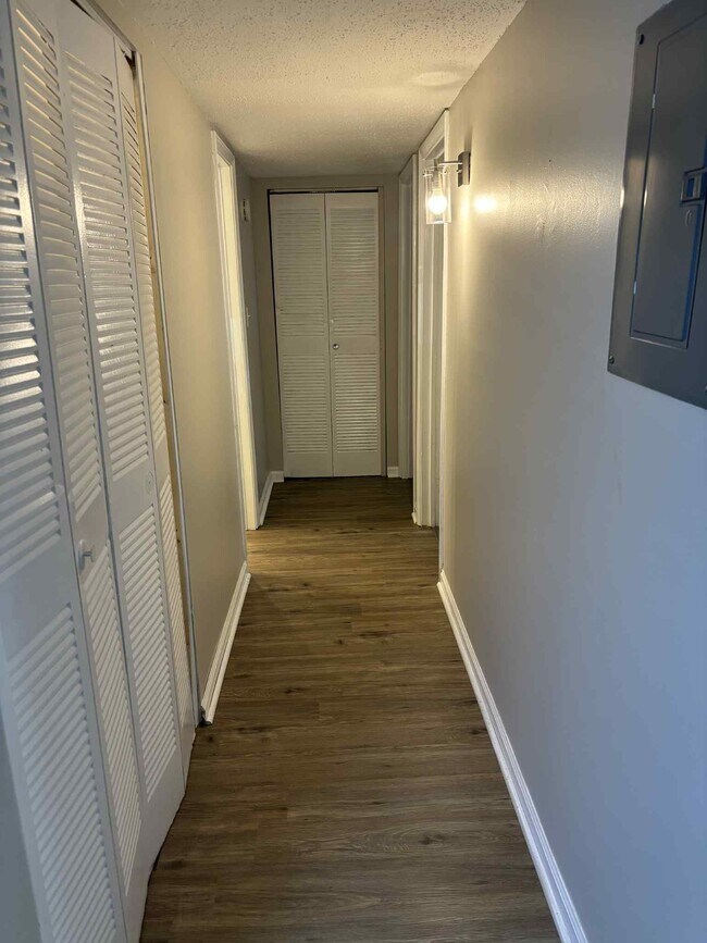 Building Photo - 405 Skyview Dr