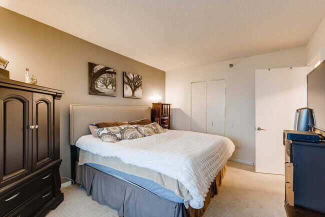 Building Photo - 400 N La Salle Dr