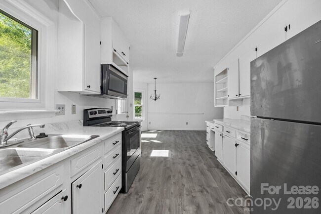 Building Photo - 21014 Pine Ridge Dr