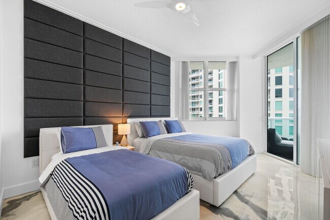 Building Photo - 347 N New River Dr E