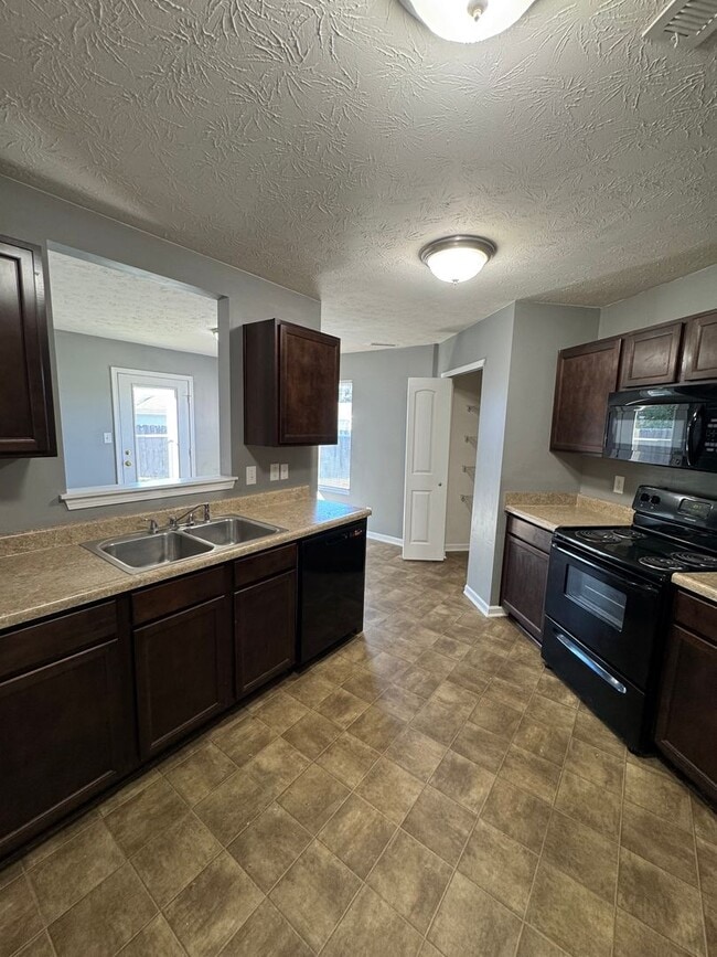 Building Photo - Columbus IN - 3 br with loft