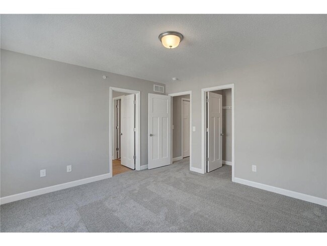 Building Photo - 855 Roselyn Dr