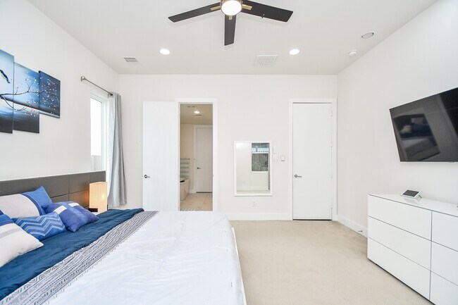 Building Photo - 5519 Paraiso Pl