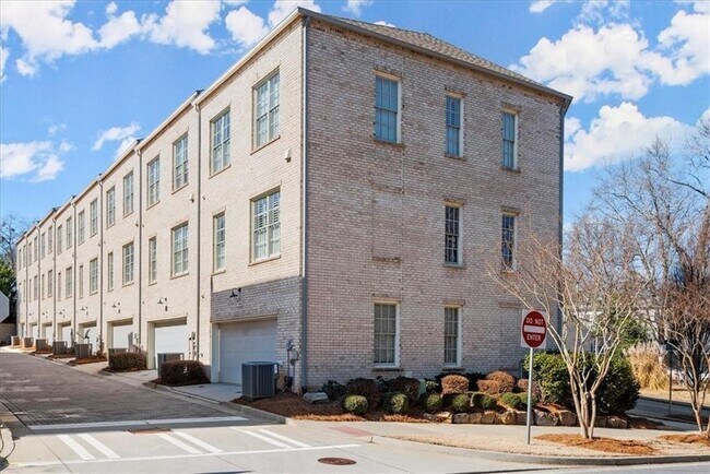 Building Photo - 160 Clover Ct