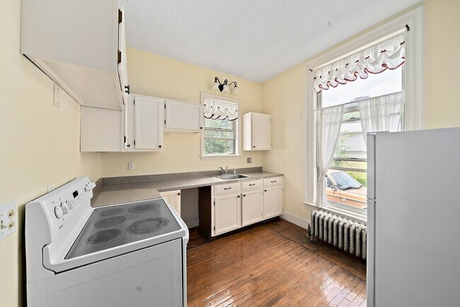 Building Photo - 391 Elm St