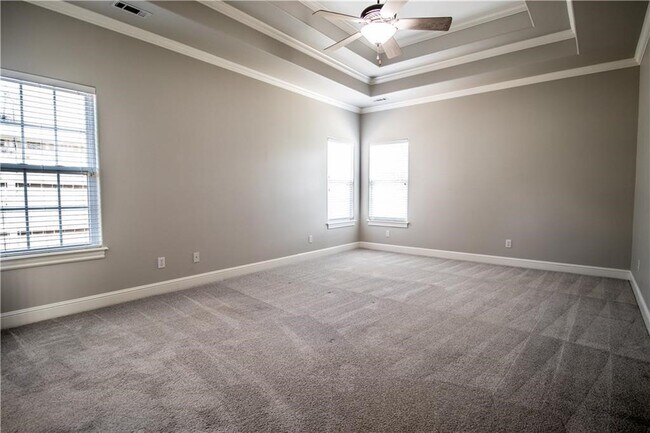 Building Photo - 5607 S 43rd St