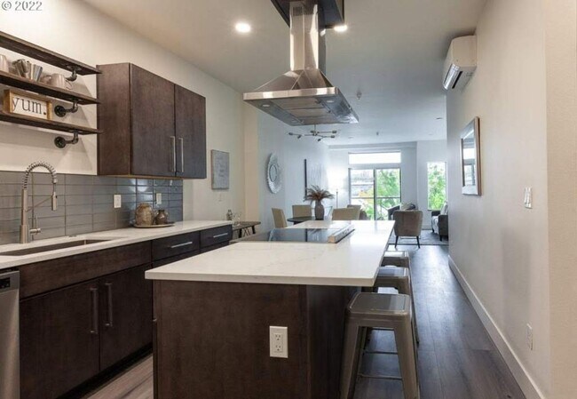 Building Photo - Luxury Rental With A River View