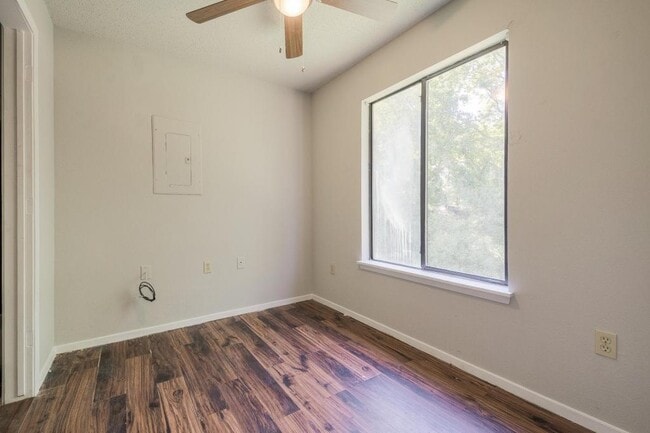 Building Photo - 242 W McFarland St