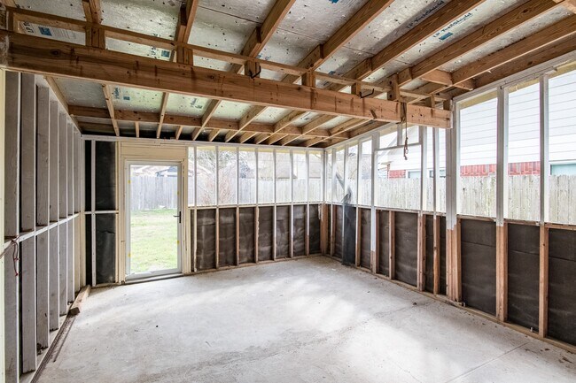 Building Photo - 6218 Summerville Ln