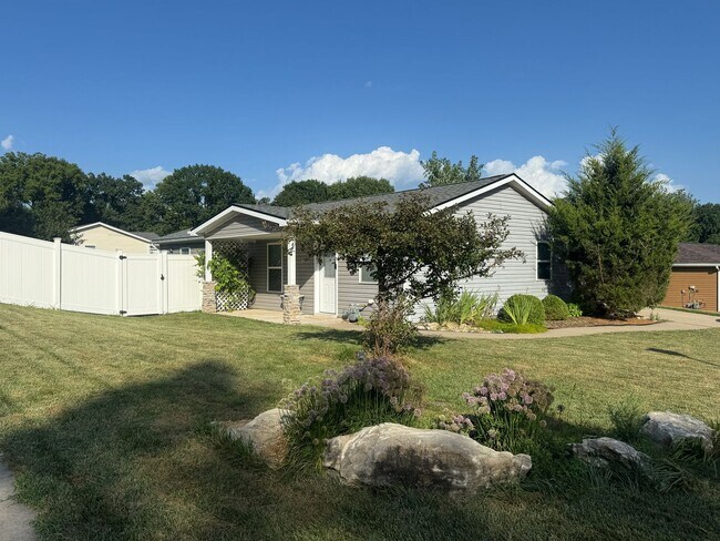 Building Photo - One Level Living - Single Family Home in South Columbia 4BD/2BA
